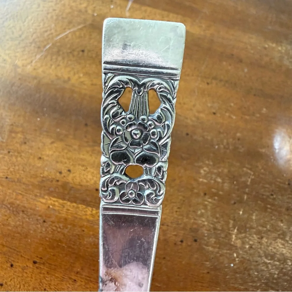 Oneida Community Silver Plate 4 Dinner knives, 2 Spoons 1 Relish Spoon